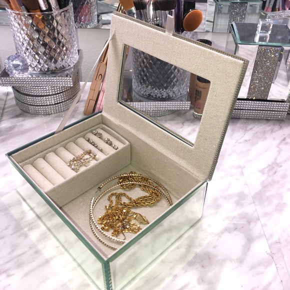 Luxury fancy organizer vanity - Picture 5 of 6